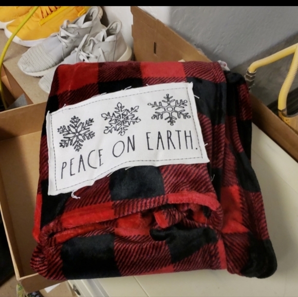 Rae Dunn Christmas Holiday Buffalo Plaid Fleece Throw Blanket Red Black 50 X 60" - Picture 3 of 8